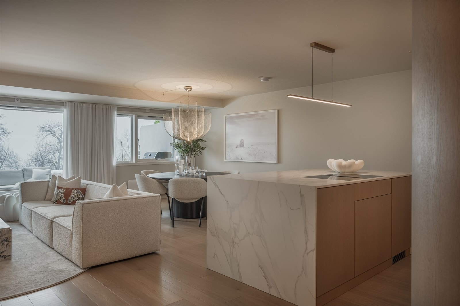 Romslig og luftig oppholdsrom i tilknytning til kjøkkenet, med god plass til både spisebord og dagligstue. Galleribilde