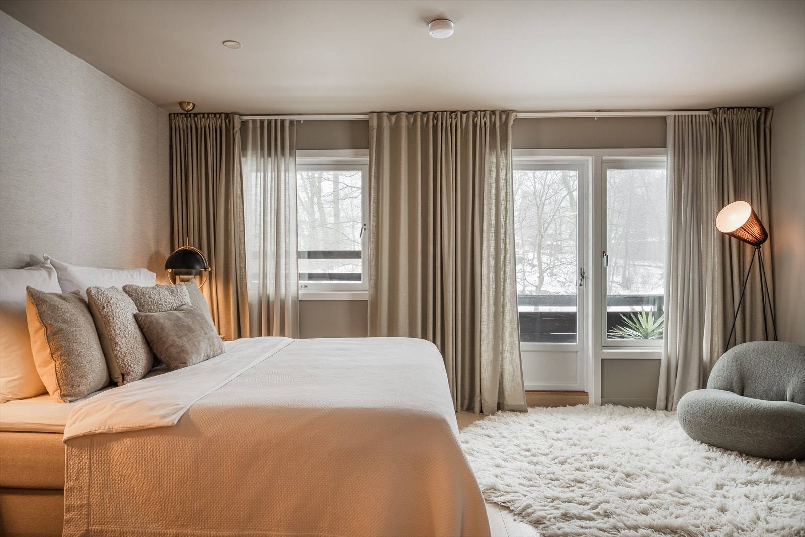 Store vindusflater gir rikelig med lys og en luftig romfølelse. Galleribilde