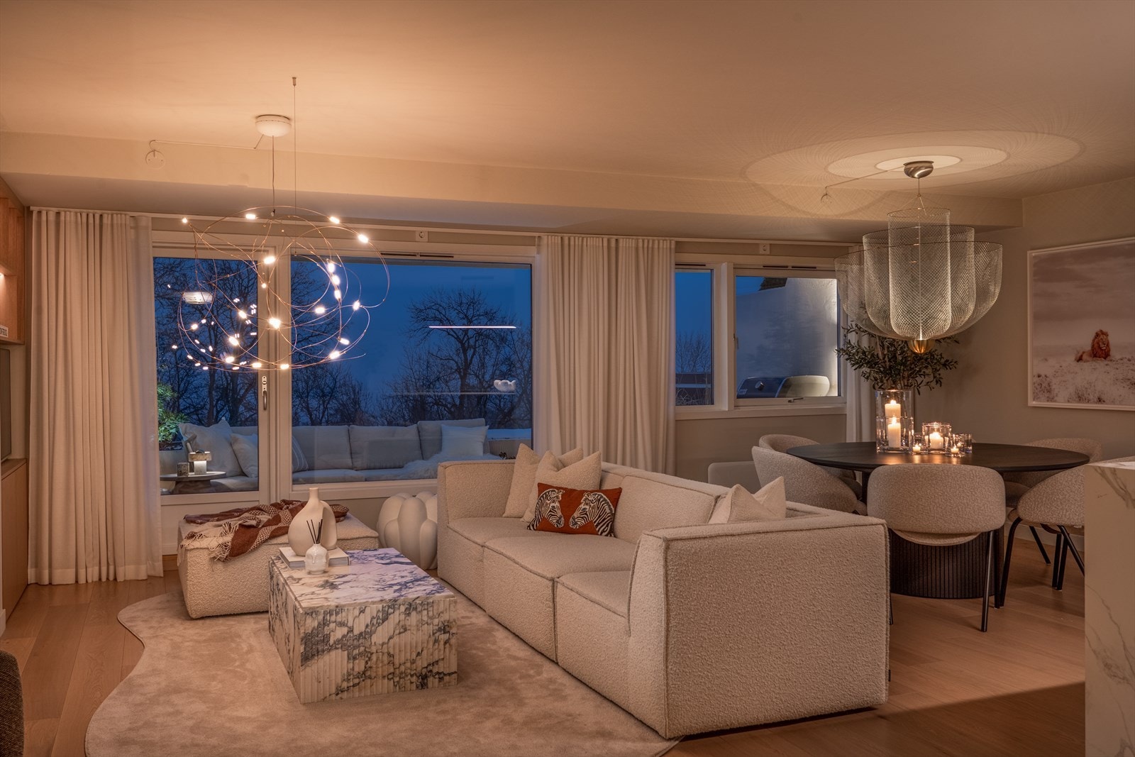 Leiligheten har en lun og fin atmosfære om kvelden. Galleribilde