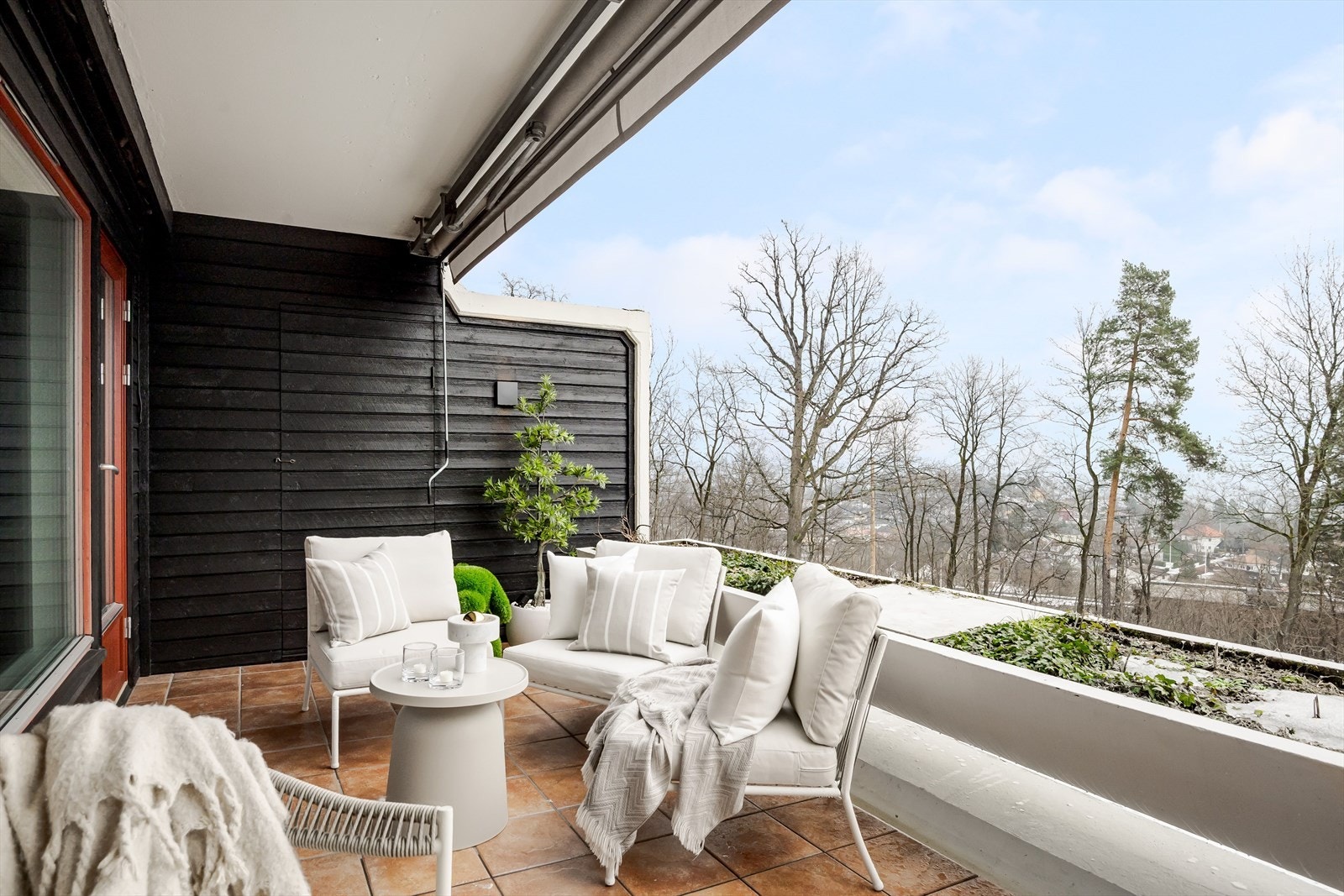 Terrassen har integrerte blomsterkasser, praktisk utvendig bod på ca. 2 m² og god plass til lounge- og sittegruppe. Markisen er ny i 2026 Galleribilde