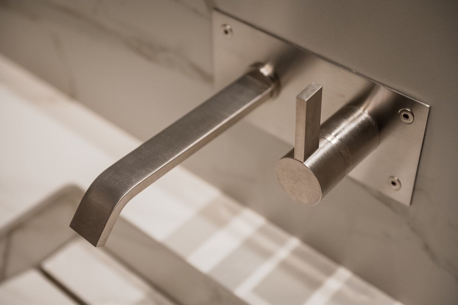 Veggmontert servantarmatur gir et lekkert uttrykk og gjør renholdet enkelt. Galleribilde