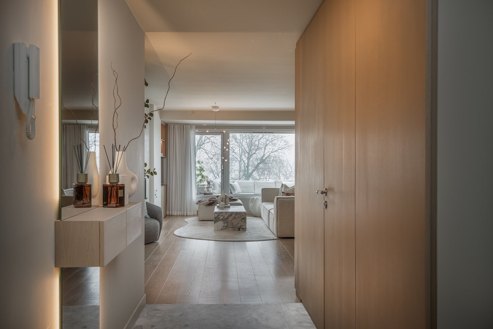 Innbydende entré med flislagt gulv og varmekabler, ny inngangsdør og snekkerbygget eikedør inn til et av badene. Galleribilde