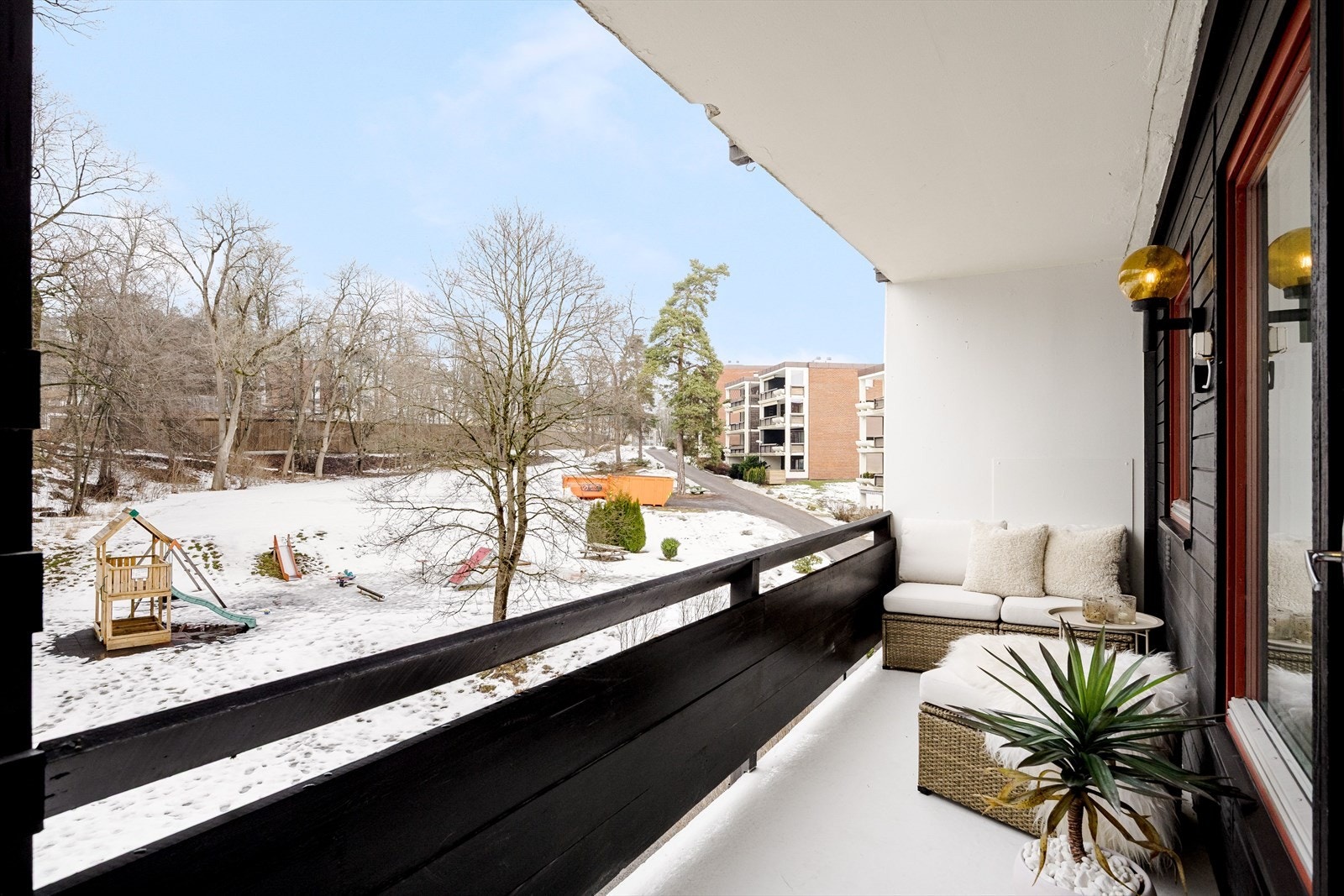 Terrassen er på ca. 10 m², med god plass til en hyggelig sofakrok hvor du kan nyte rolige sommerdager. Galleribilde