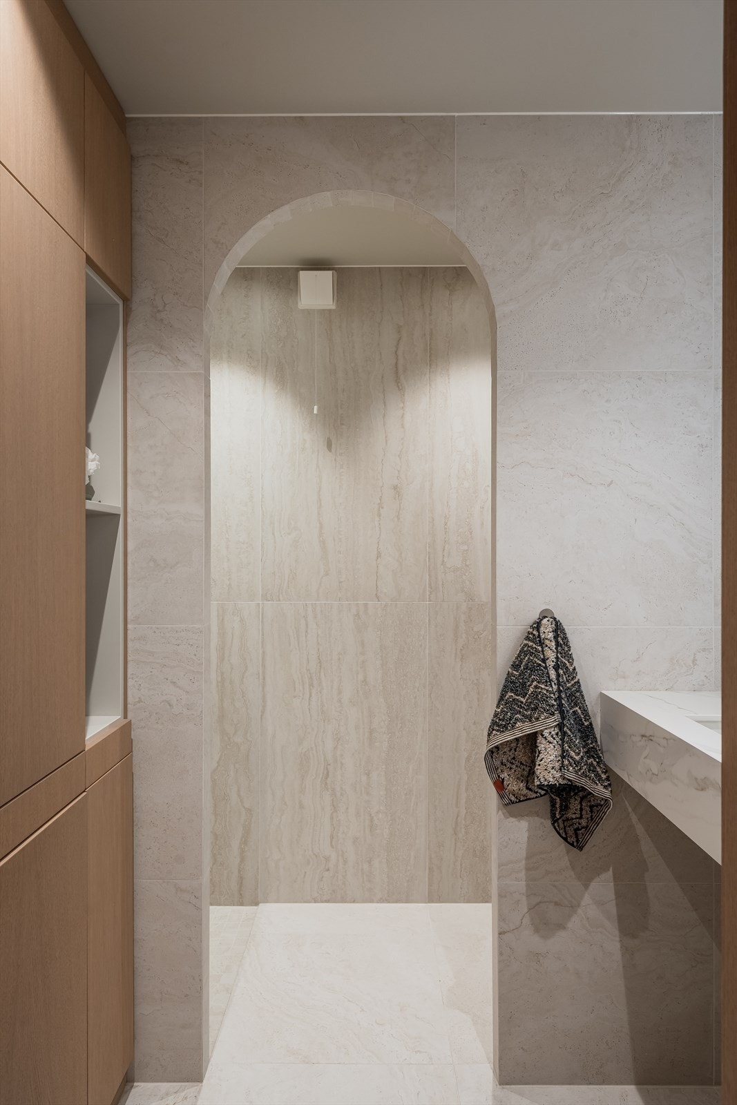 Delikat bad oppgradert i 2024 med flislagte overflater og varmekabler i gulv. Badet er utstyrt med vegghengt toalett, dusjsone, servantinnredning og opplegg for vaskemaskin. Galleribilde