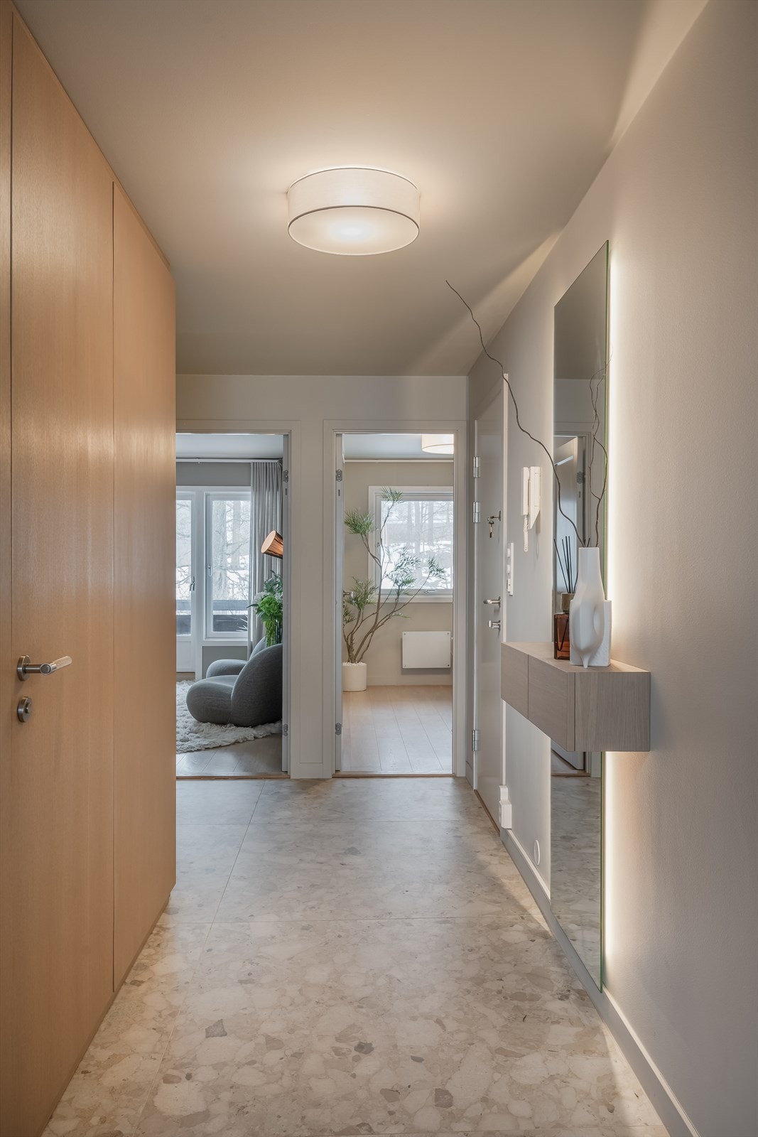 Fra gangen er det adkomst til badet via en diskret dør integrert i den plassbygde eikeveggen. Storformat fliser i gangen (120 × 120), spesialbestilt fra Italia. Galleribilde