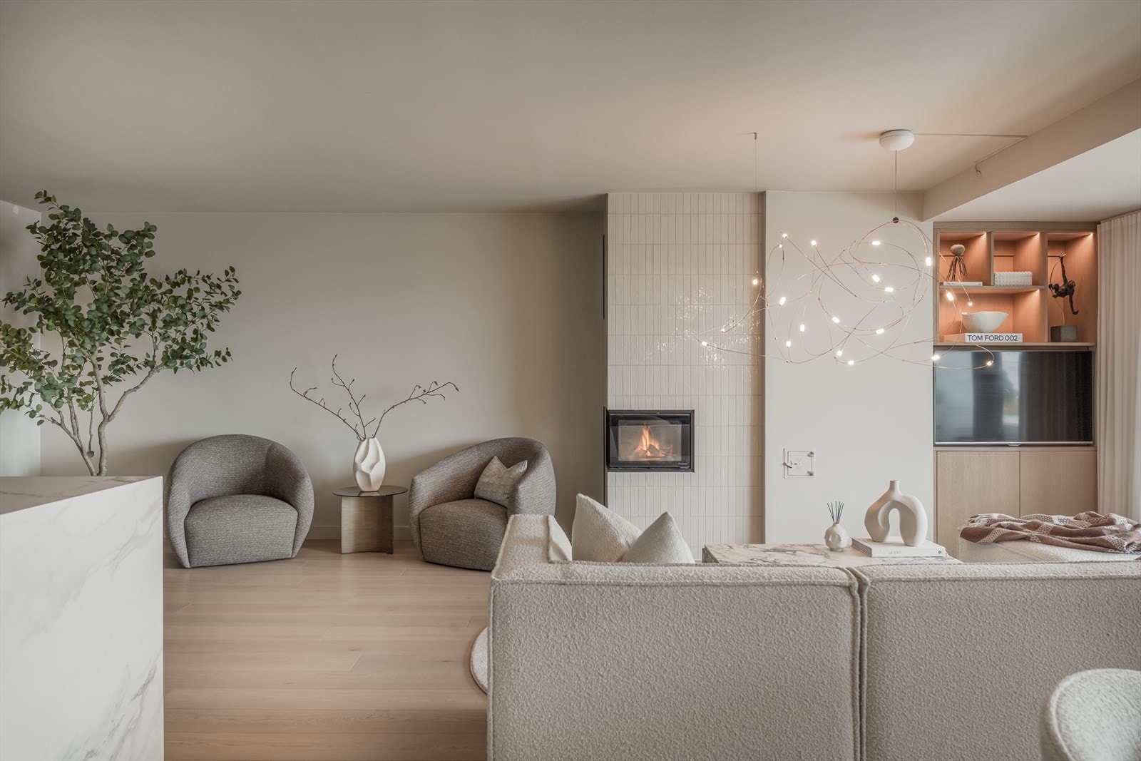 Stueområdet har ny peis og gode møbleringsmuligheter med plass til en romslig sofagruppe. Galleribilde