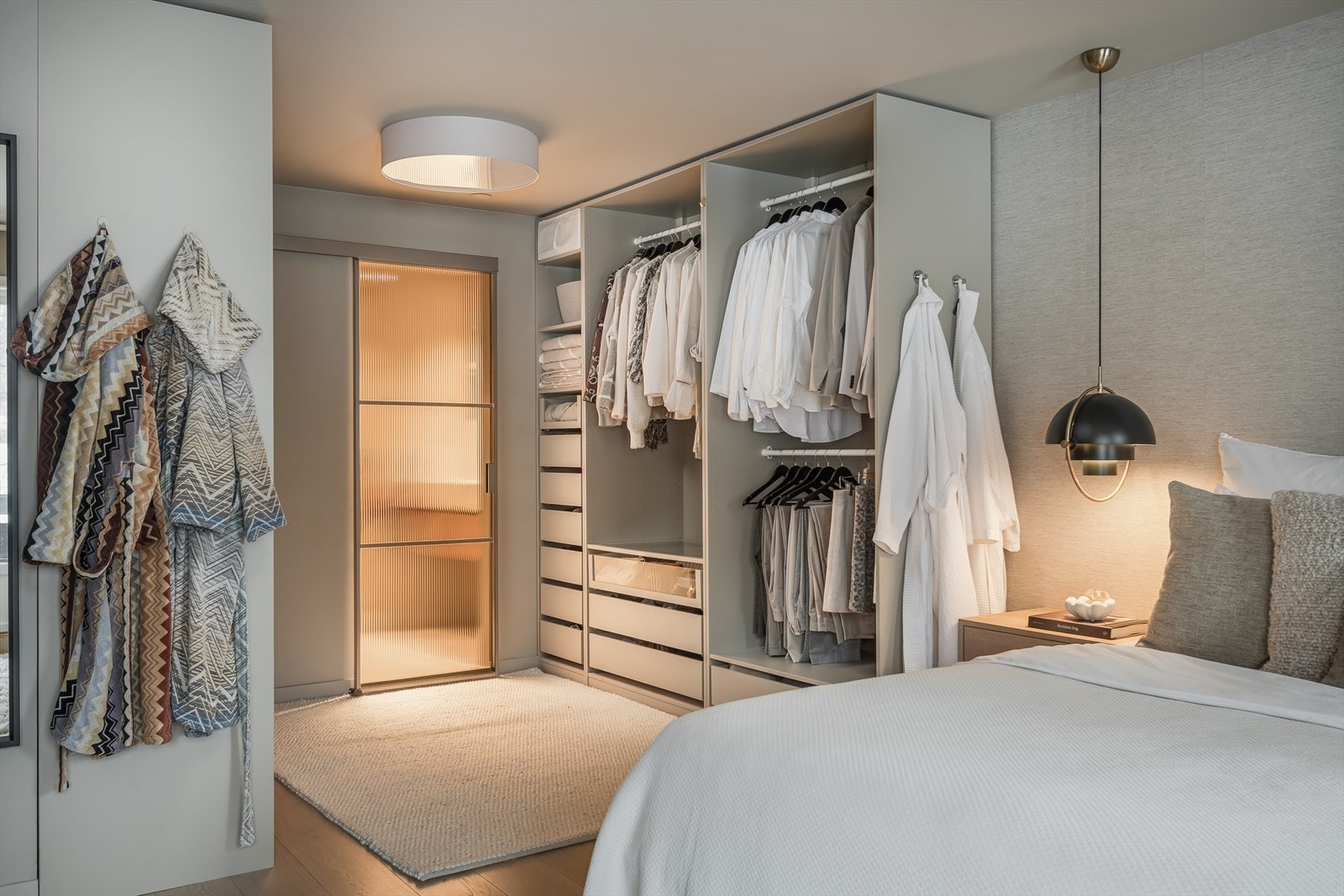 Walk-in closet med gode oppbevaringsløsninger og praktisk garderobeinnredning. Galleribilde