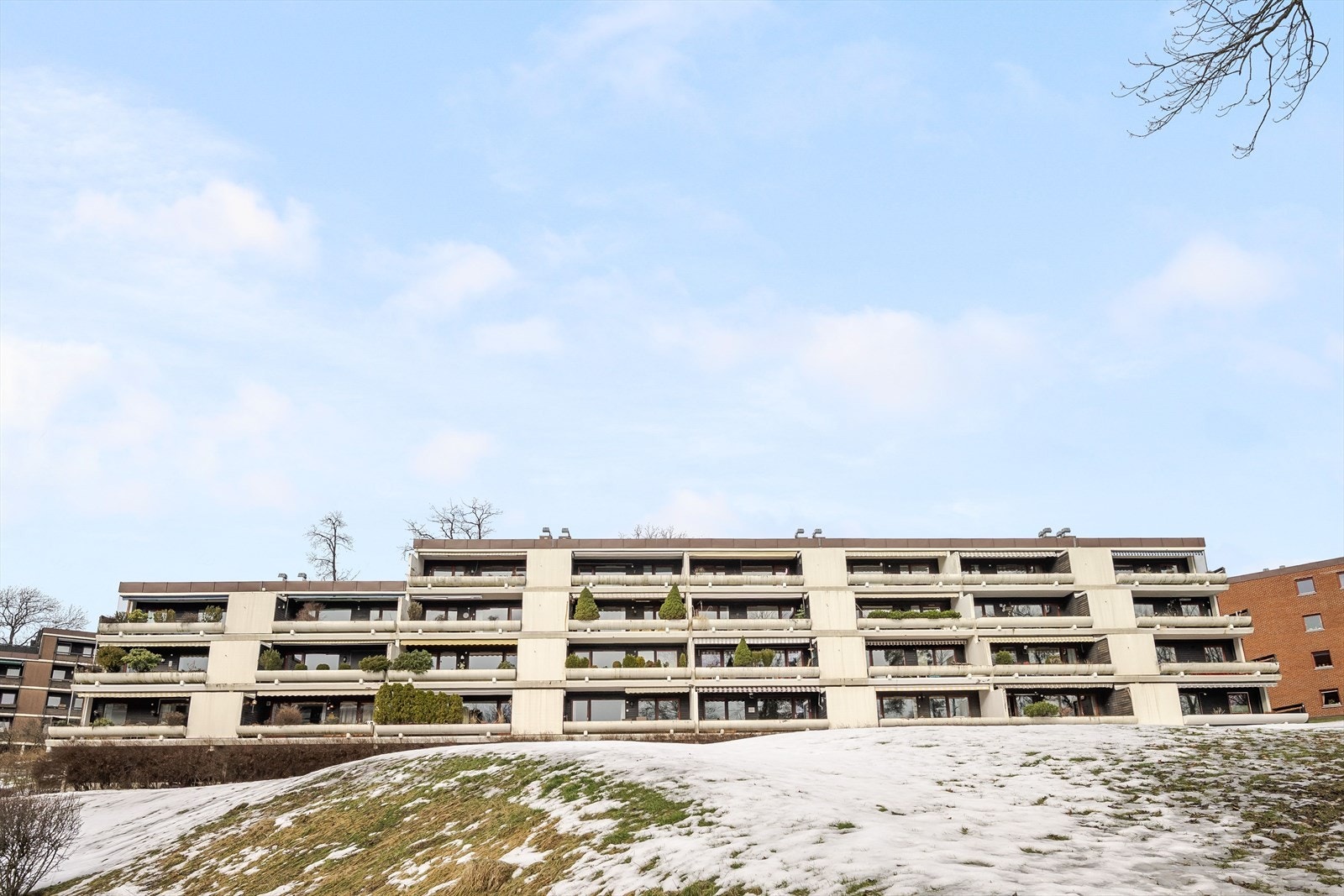 Eiendommen har en attraktiv og veletablert beliggenhet i populære Bjørnsletta/Ullernåsen med kort vei til dagligvare, servicetilbud, CC Vest, Lilleaker og Skøyen. Galleribilde