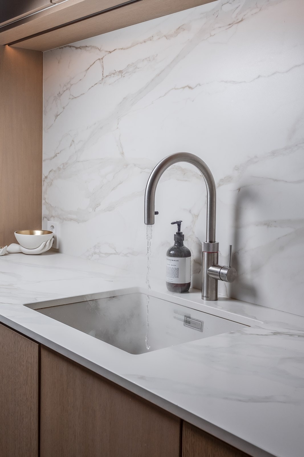Integrert kjøkkenvask med Quooker-armatur som leverer kokende vann, boblevann og kaldt vann - en praktisk og eksklusiv løsning i hverdagen. Galleribilde