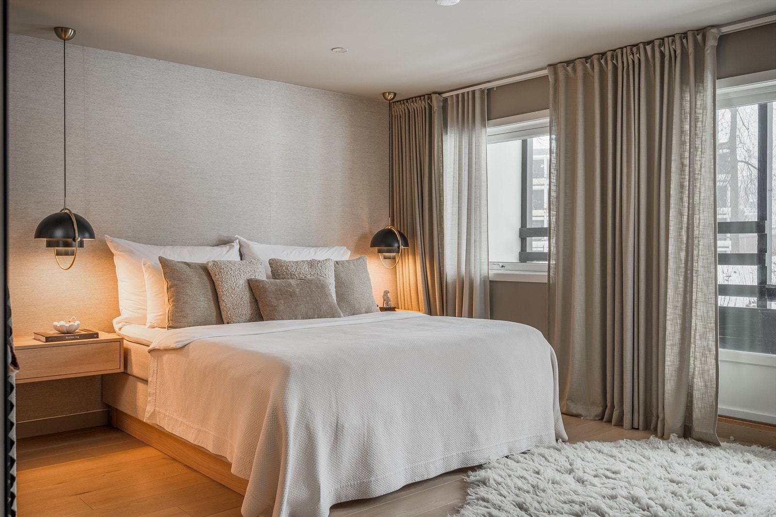 Hovedsoverom med tilhørende walk-in closet og eget bad. Dette gir en komfortabel og privat sone i boligen. Galleribilde