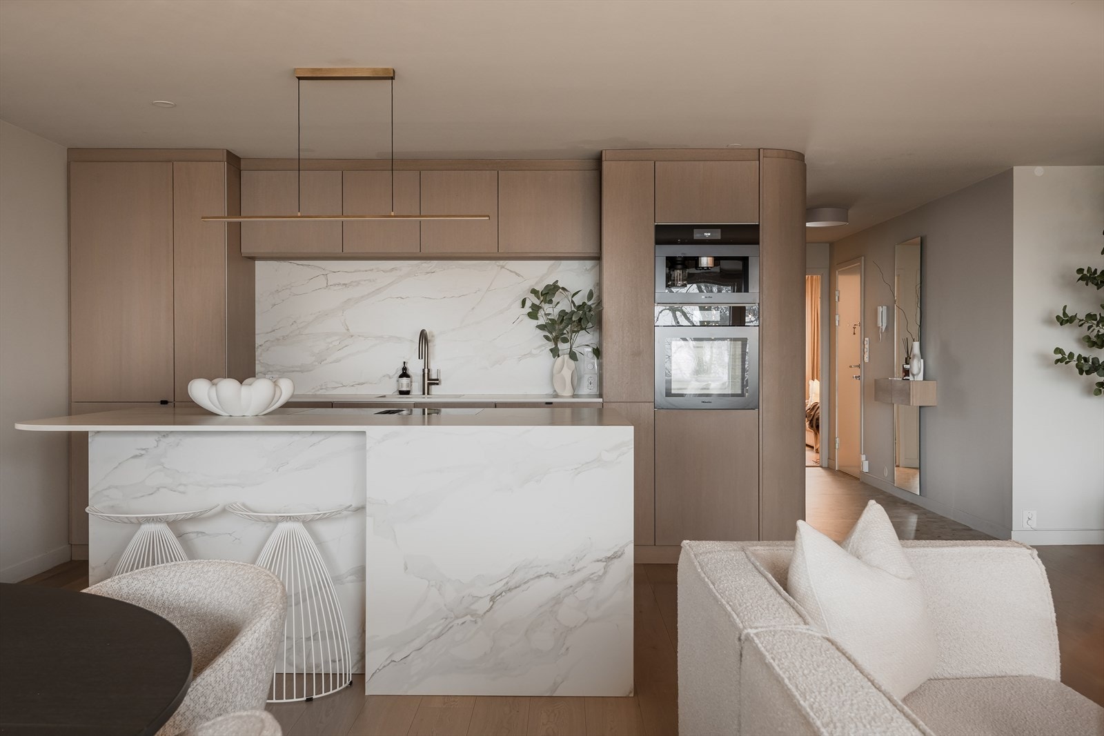 Kjøkkenet fremstår helhetlig og moderne som står i stil med resten av oppholdsrommet. Galleribilde