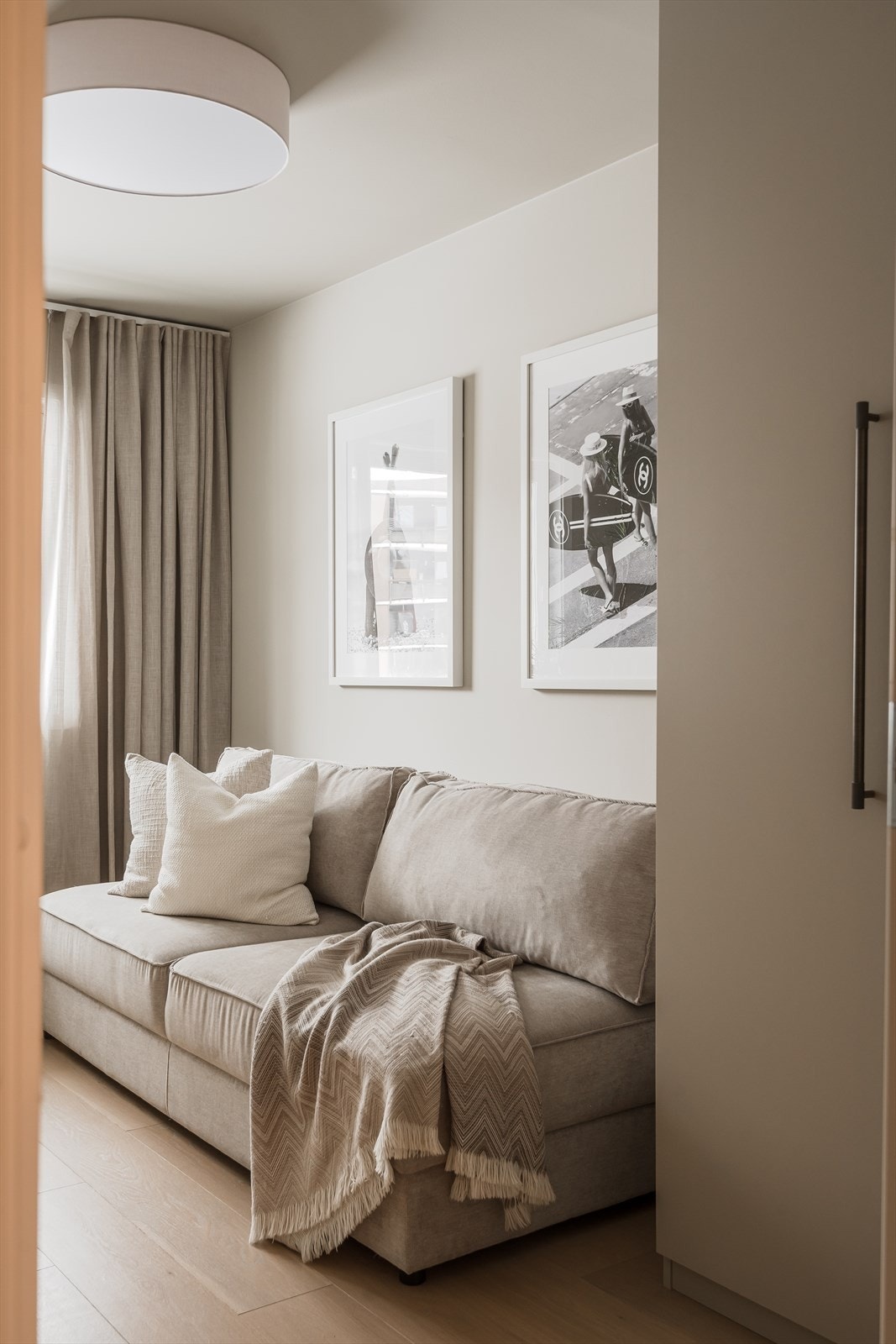 Soverommet har i likhet med resten av leiligheten, et gjennomført uttrykk med eksklusiv enstavs parkett. Galleribilde