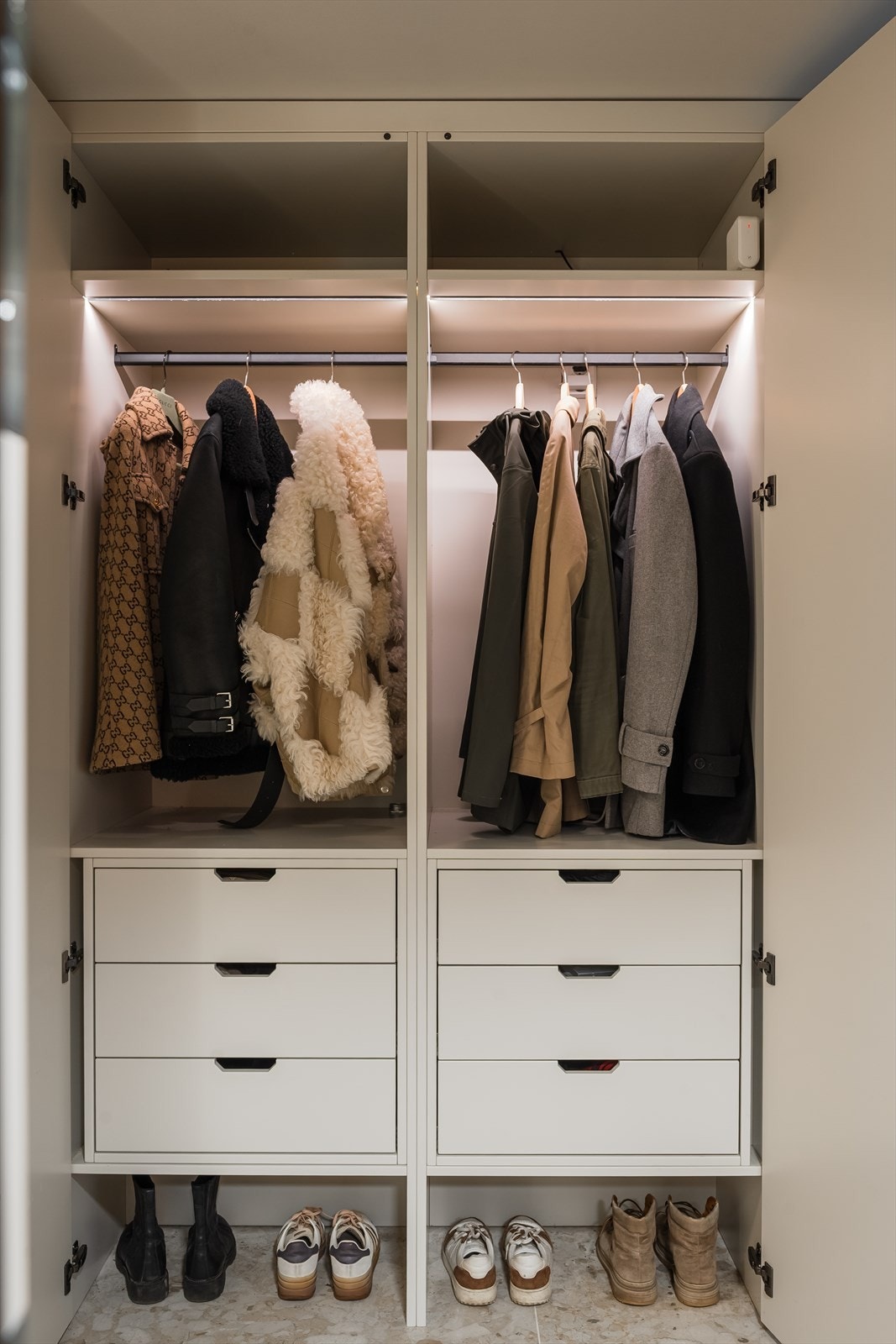 Integrert garderobeløsning i entréen med praktisk oppbevaring. Nederste del er åpen, slik at varmen fra varmekablene i gulvet bidrar til å tørke sko på en praktisk måte. Galleribilde