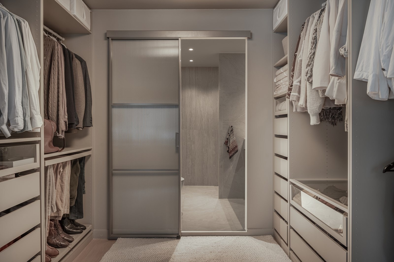 Fra walk-in garderoben er det direkte adkomst til badet. Galleribilde