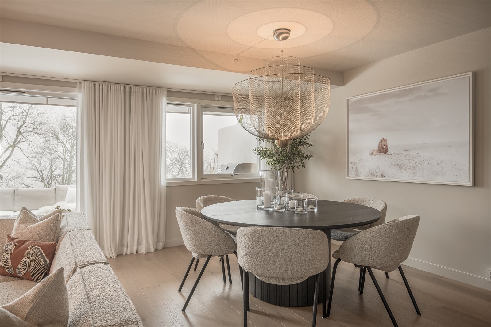 I tilknytning til kjøkkenet er det god plass til spisebord eller langbord for hyggelige måltider. Store vindusflater slipper inn rikelig med naturlig lys og gir et luftig oppholdsrom. Galleribilde