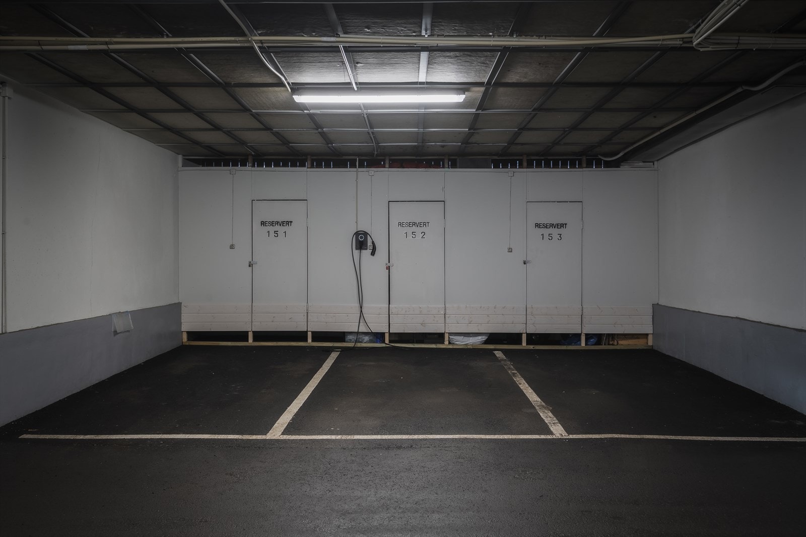 Leiligheten disponerer garasjeplass (152) i felles anlegg med elbillader Galleribilde