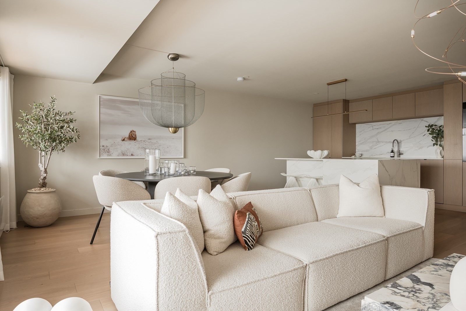 Alt lys styres smart via Plejd, og det er integrert LED-belysning i alt plassbygget. Galleribilde