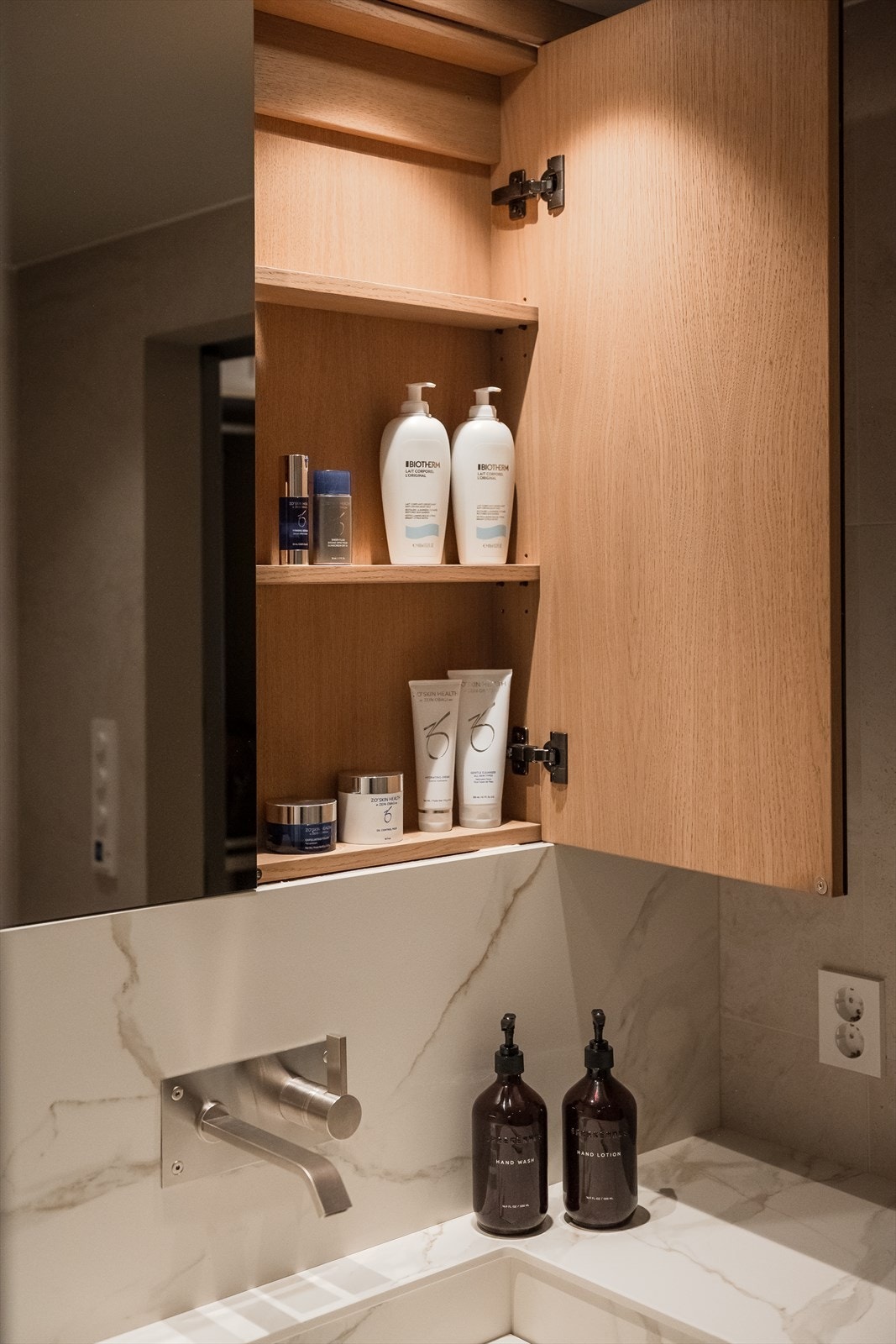 Baderomsinnredning med speilskap og gode oppbevaringsmuligheter. Galleribilde