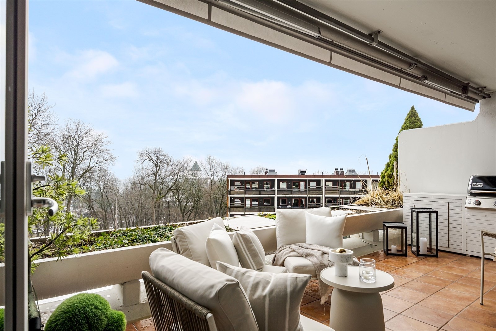 Romslig terrasse på ca. 14 m² med adkomst fra stue/kjøkken - her får du flott utsikt over byen og vannet. Galleribilde