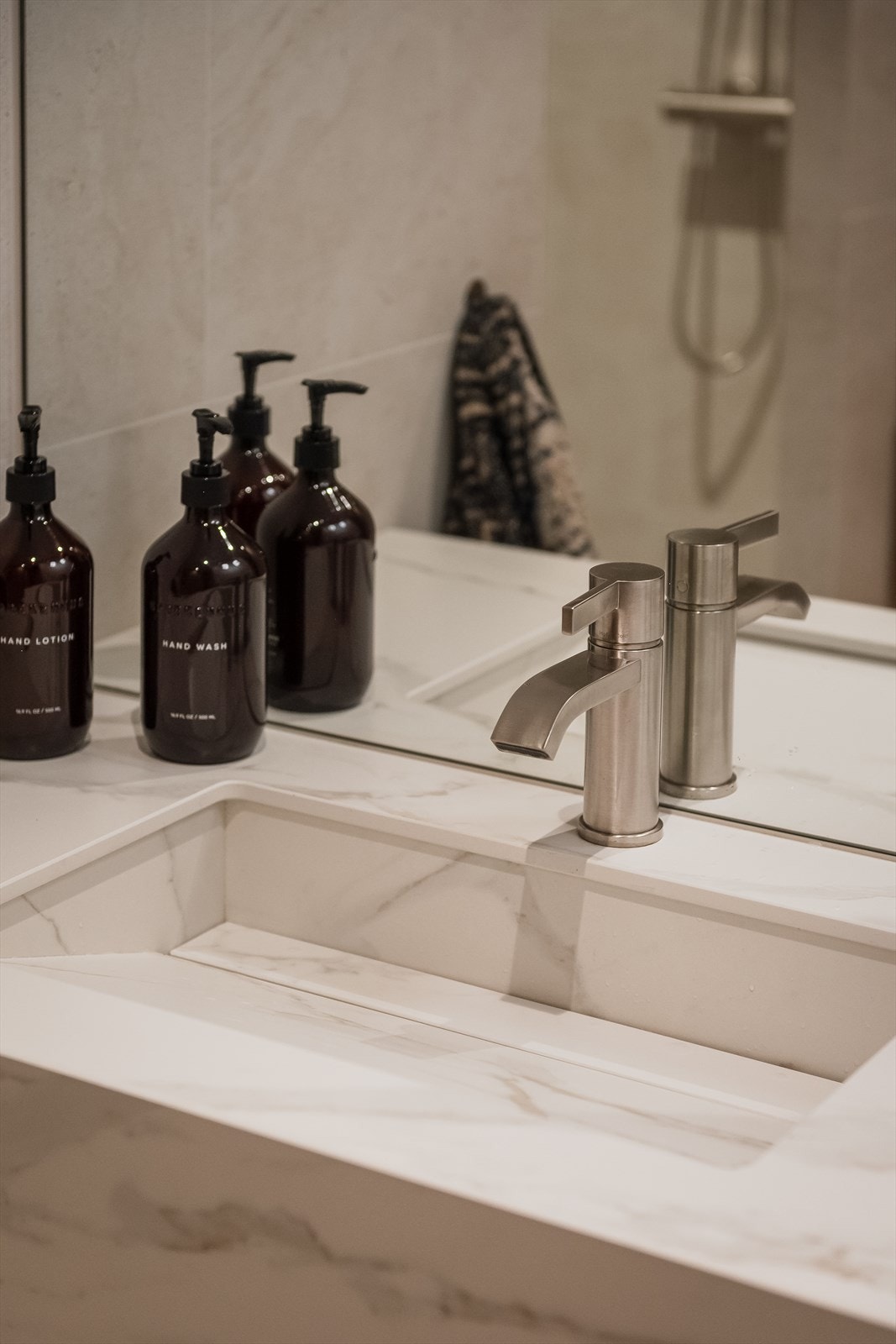 Servant med stilren armatur og spesialtilpasset vask. Galleribilde