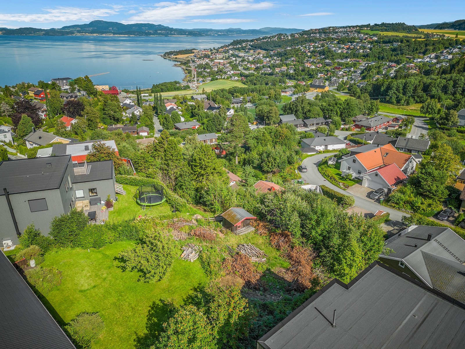 Fra tomten er det kun 450m til Saksvik barnehage og 700m til Saksvik skole. Galleribilde