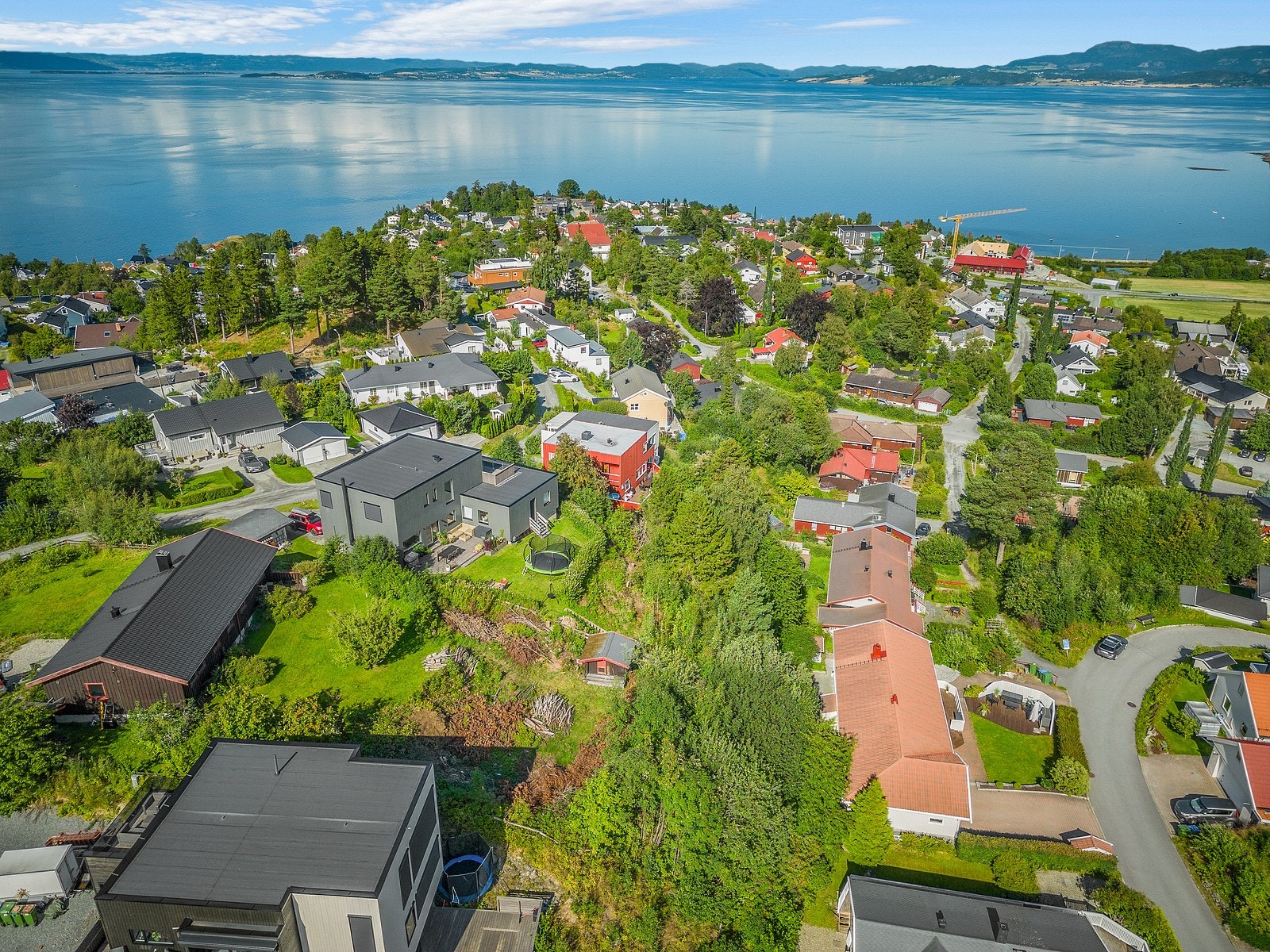 Tomten ligger flott til i attraktive Saksvik - Med nærhet til alt man trenger av servicefasiliteter. Galleribilde