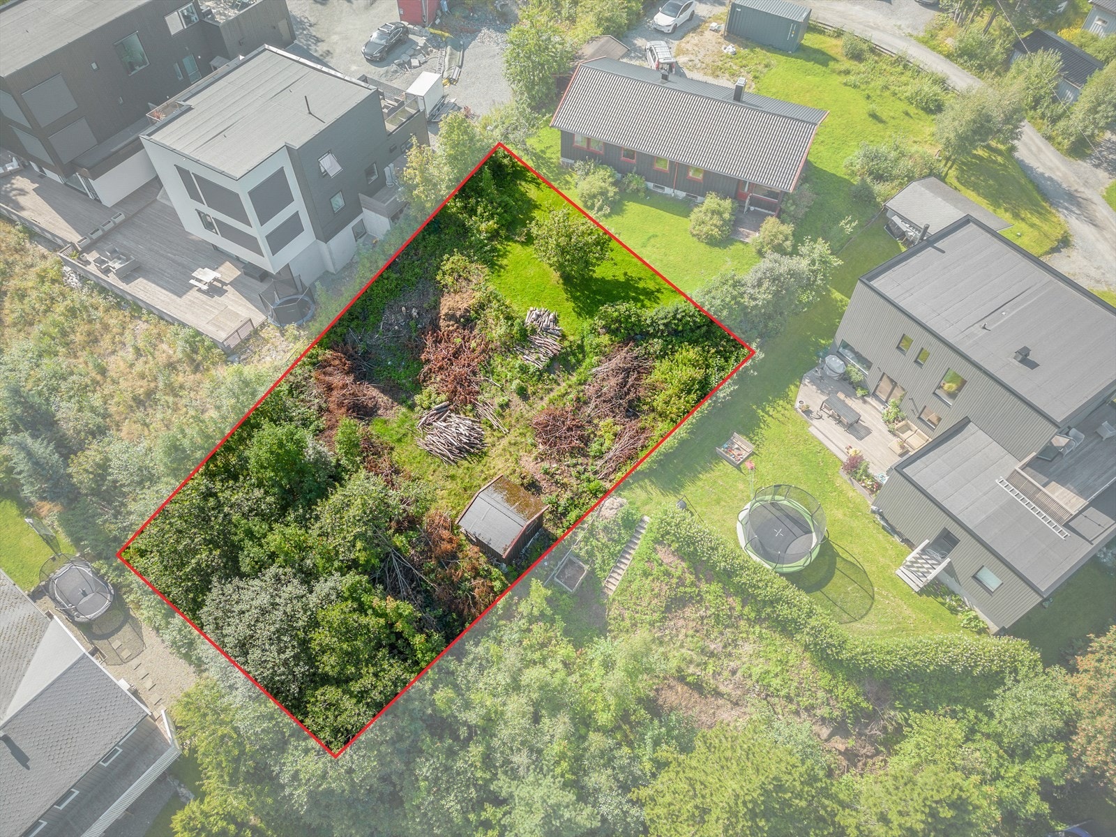 Tomten er på 733m², og i følge reguleringsplanen er BYA på 25% - Se salgsoppgave for mer info Galleribilde