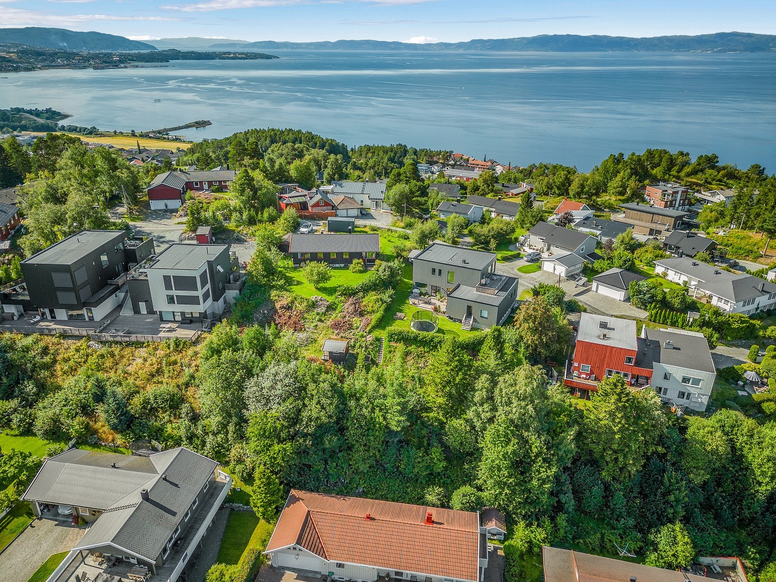 Eiendommen nyter av gode solforhold og flott fjordutsikt. Galleribilde