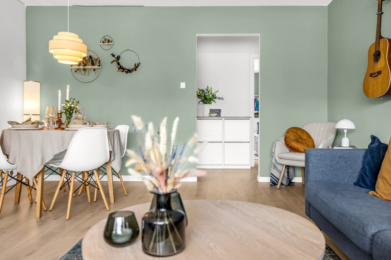 Det er felles sykkelrom, vognrom og rom for fryser/kjøleskap i kjeller. Galleribilde