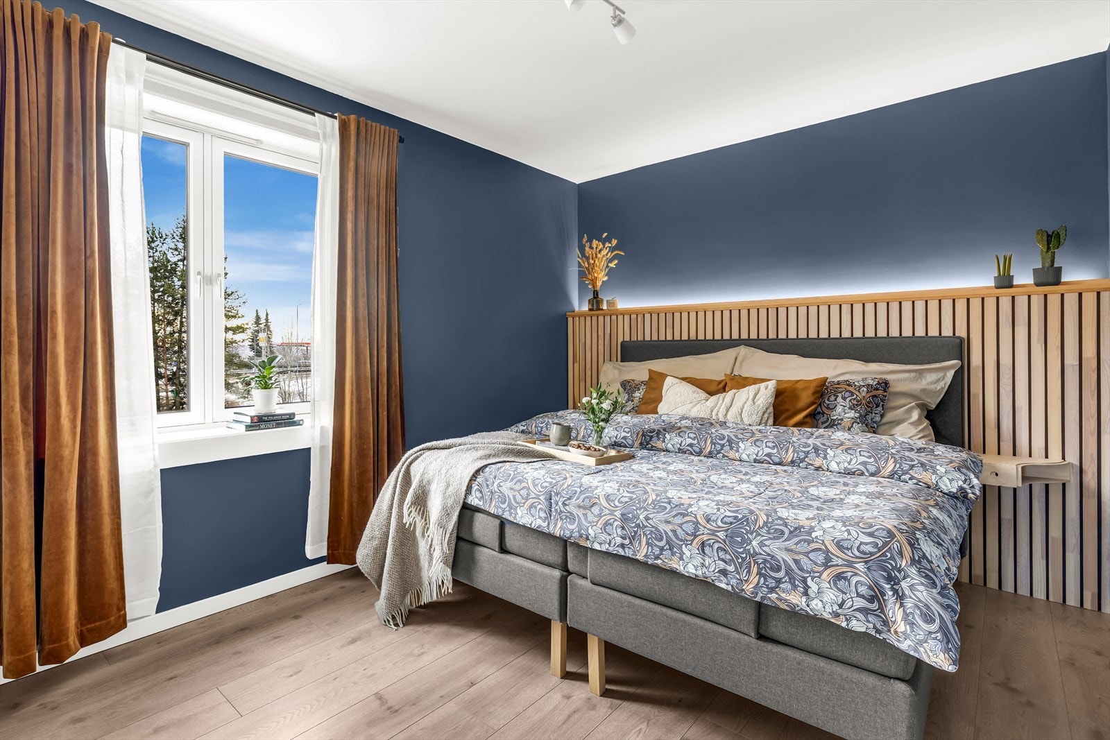 Hovedsoverommet er romslig, med plass til dobbeltseng, nattbord og tilhørende møbler. Galleribilde