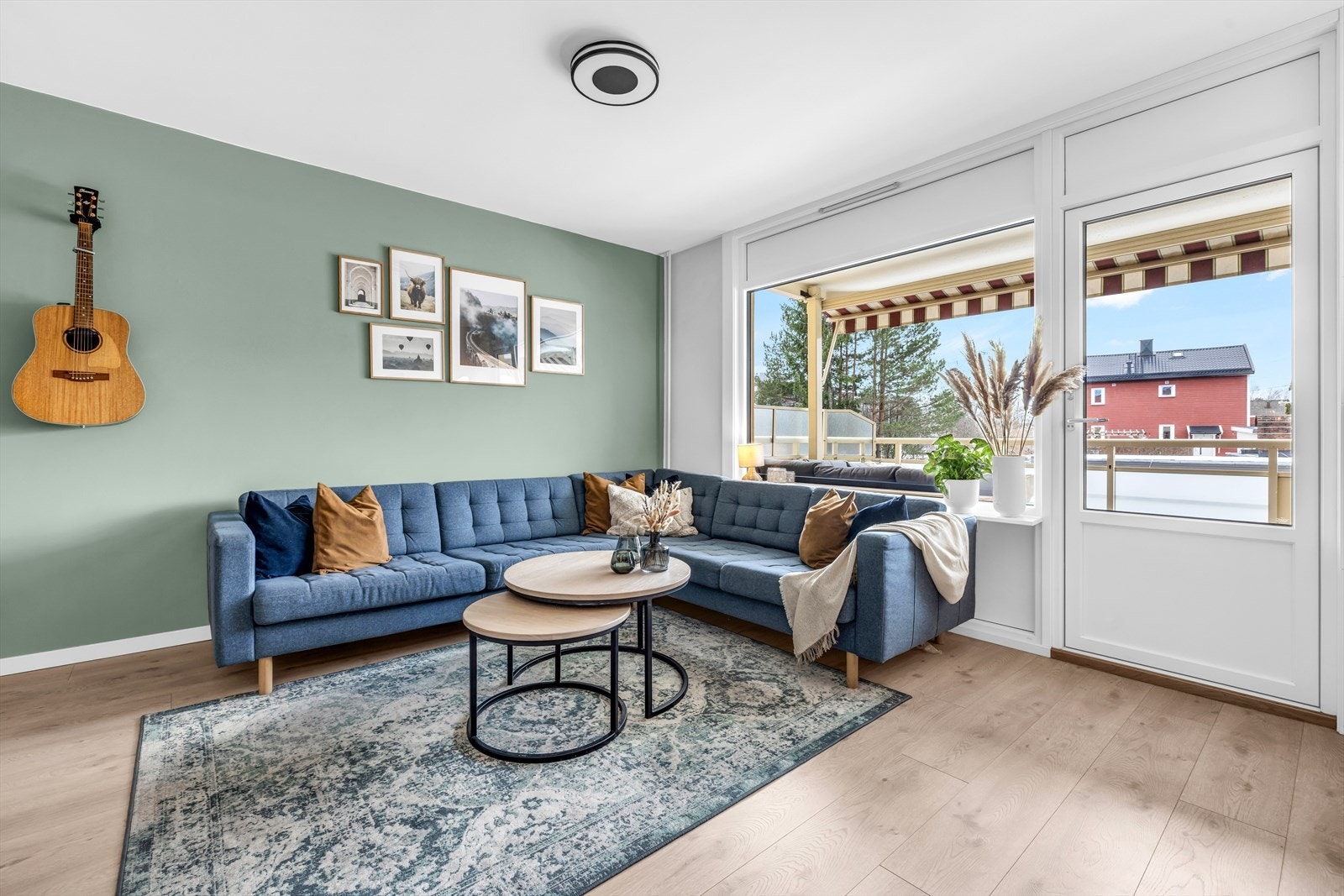 Planløsningen åpner opp for flere møbleringsmuligheter med god plass til sofagruppe, TV-møbler og spisebord med tilhørende stoler. Galleribilde