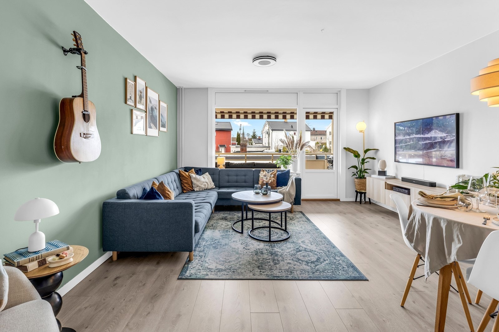 Leiligheten ligger i rolige omgivelser, og er i 2017 pusset opp med nytt kjøkken levert av KVIK, lyse og moderne gulv, slette vegger og modernisert baderom. Galleribilde