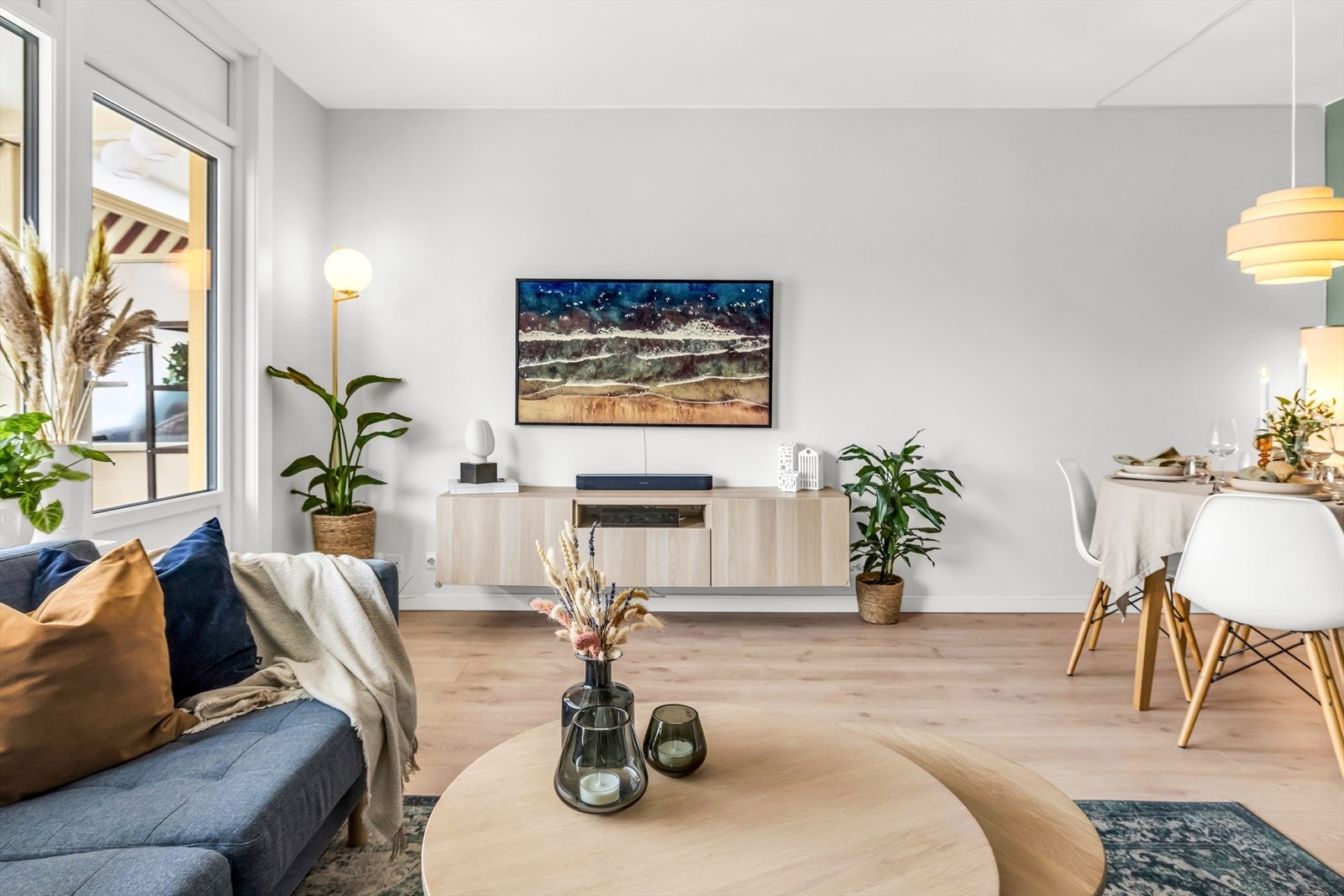 Gulvet er belagt med flott laminat, og overflatene er malt i delikate og moderne fargetoner. Galleribilde