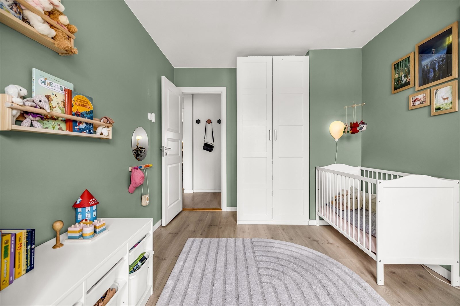 I tillegg byr rommet på gode oppbevaringsmuligheter med garderobeskap. Galleribilde