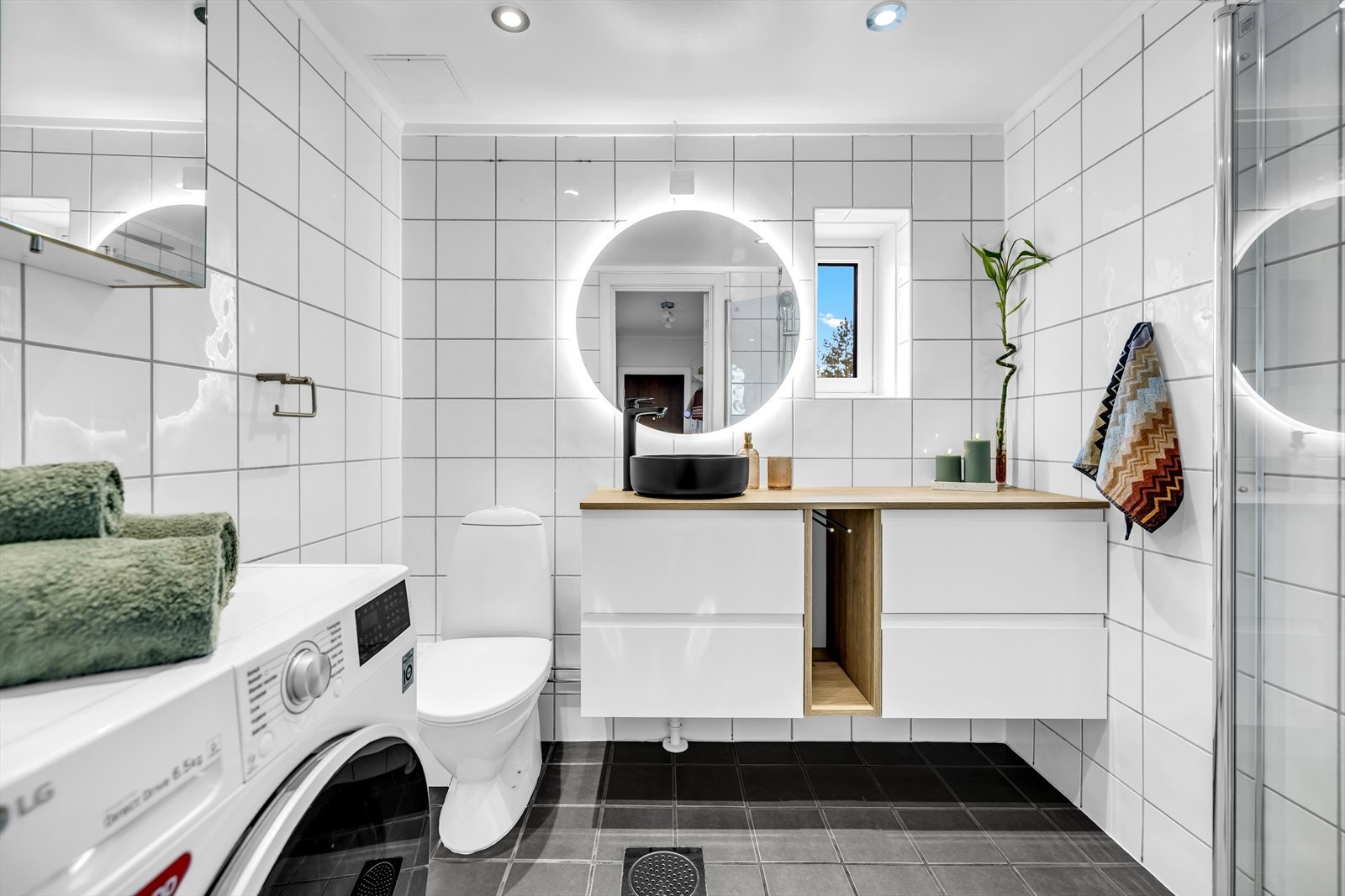 Delikat, flislagt baderom med elektrisk gulvvarme og downlights i himlingen. Badet ble lett overflateoppusset i 2024, med ny silikonering i dusjhjørnet samt montering av ny baderomsinnredning. Galleribilde