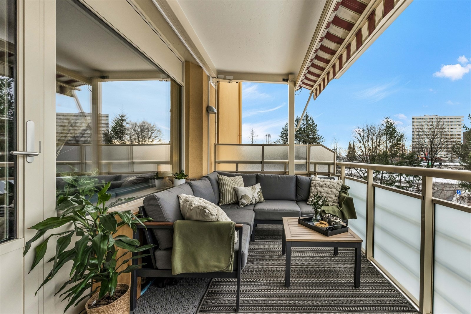 Her kan du enkelt skape en koselig uteoase med utemøbler, beplantning og en gassgrill. Galleribilde