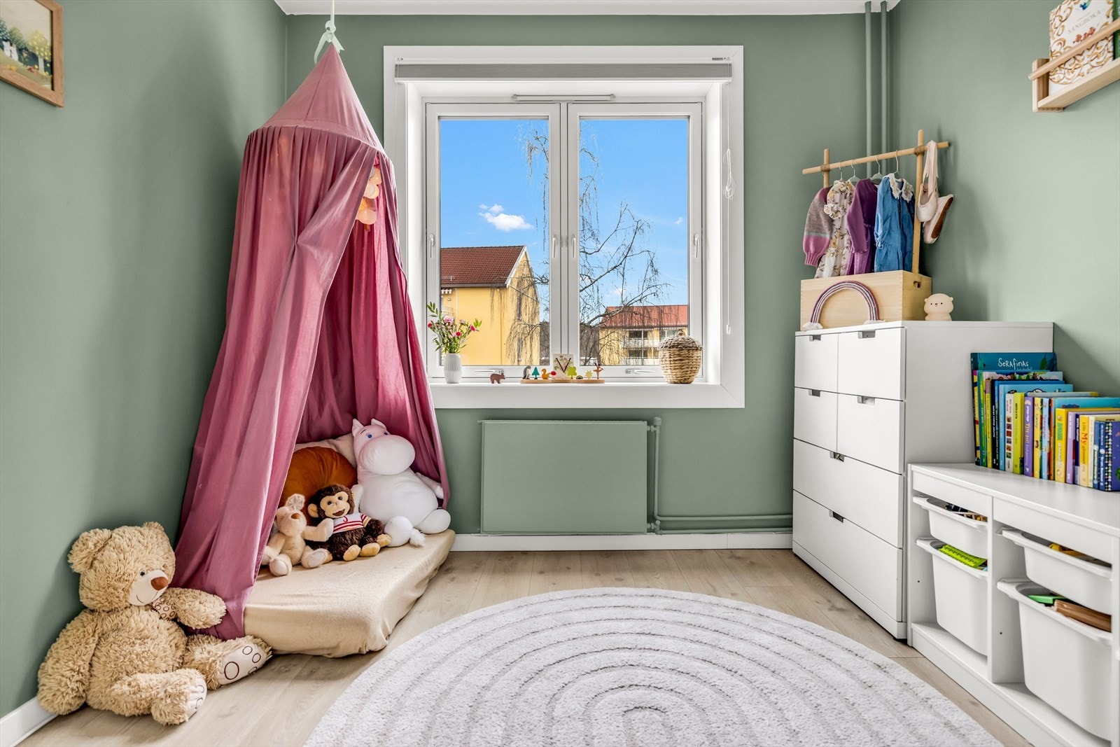 Det er et allsidig rom som passer perfekt som barnerom, gjesterom eller hjemmekontor, tilpasset dine behov. Galleribilde