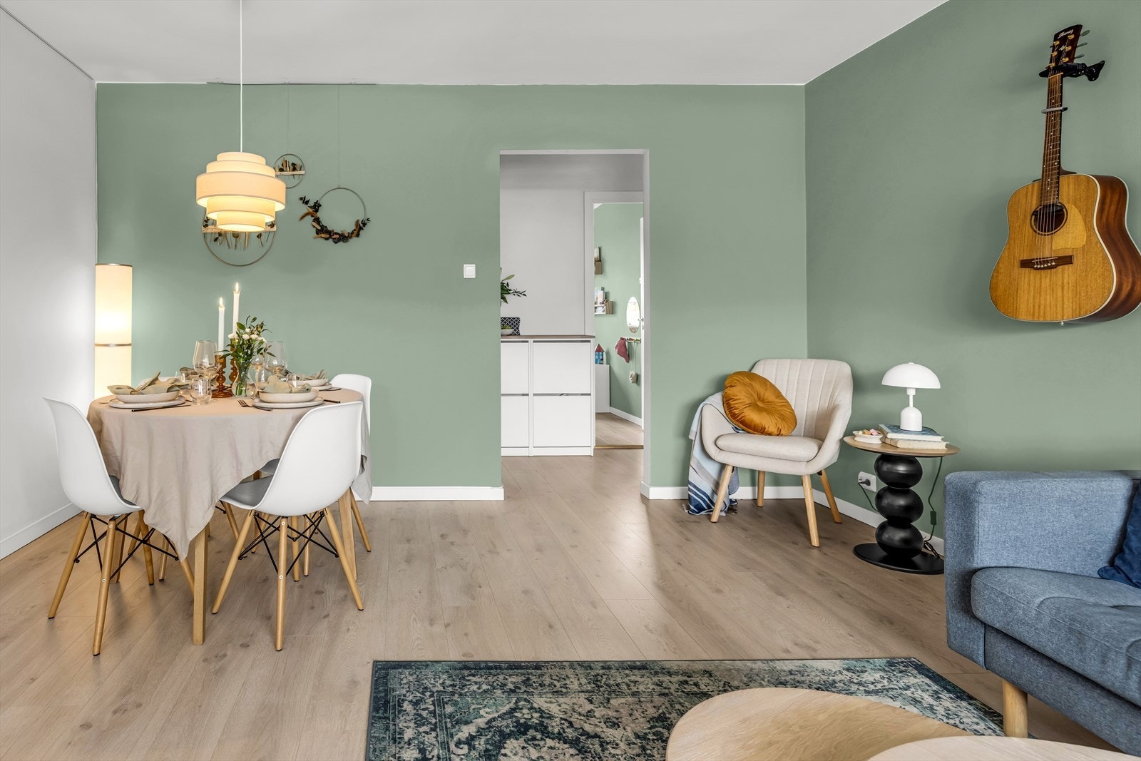 Stuen har en behagelig takhøyde på ca. 2,48 meter, noe som bidrar til en luftig romfølelse. Galleribilde