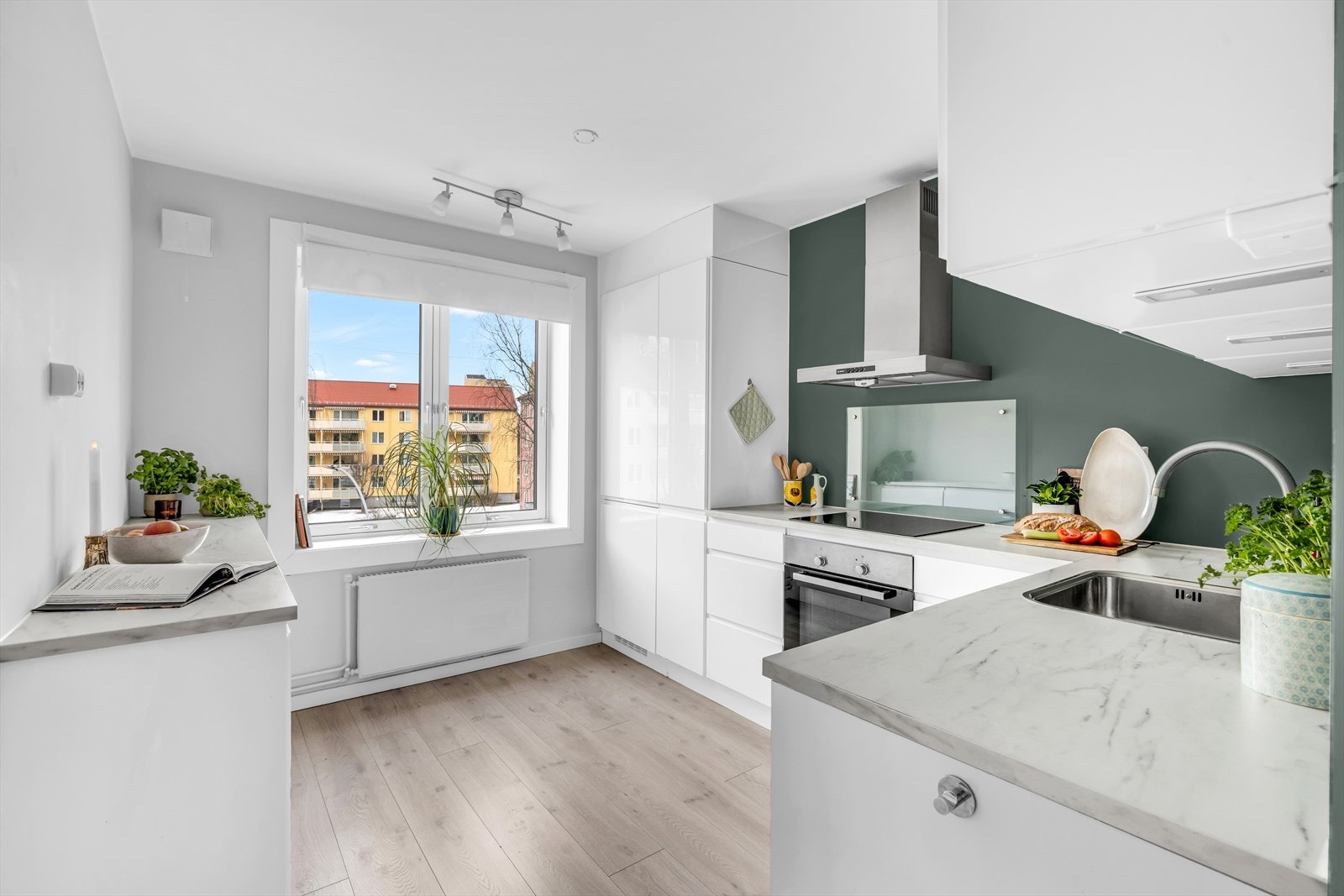 Moderne kjøkken fra Kvik med gode arbeidsflater og rikelig med skapplass. Galleribilde