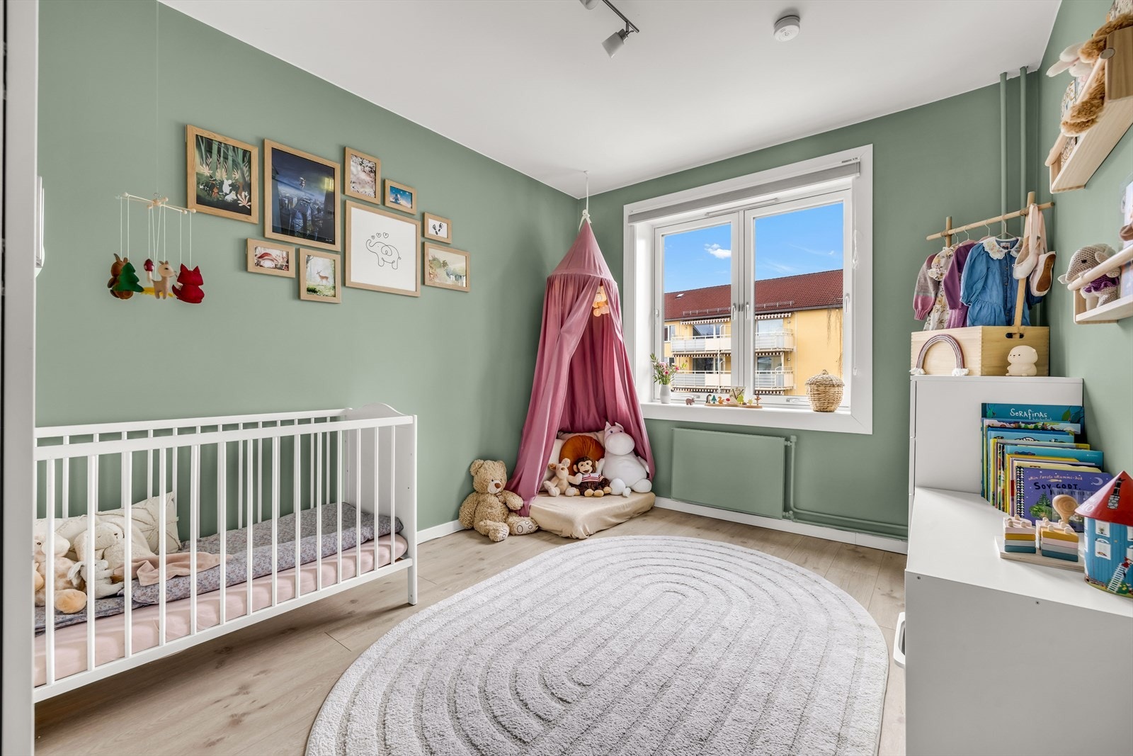 Soverom 2 er romslig og har plass til både seng og øvrige møbler. Galleribilde