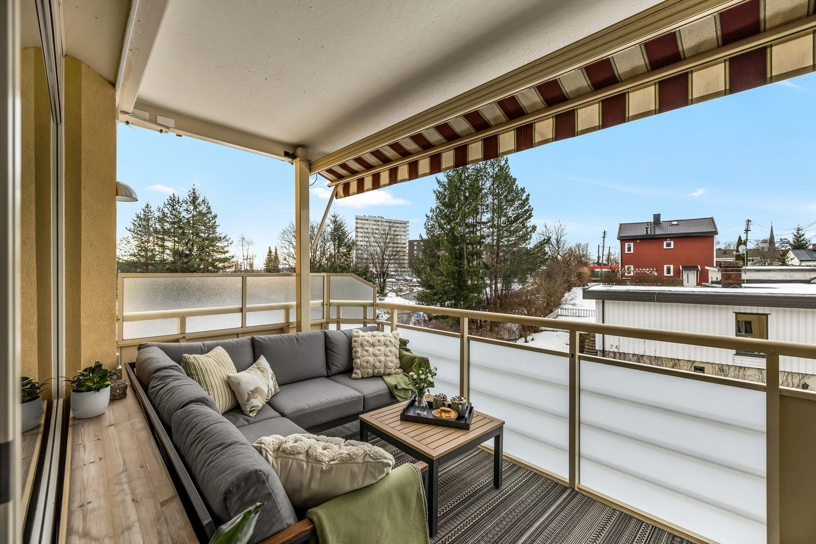 I vår- og sommerhalvåret blir balkongen en naturlig forlengelse av stuen, perfekt for hyggelige stunder med familie og venner. Galleribilde