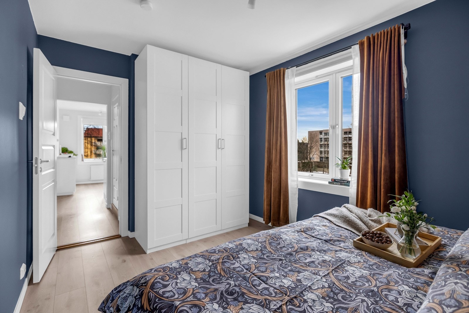 Rommet har også rikelig med oppbevaringsplass i et romslig garderobeskap. Galleribilde