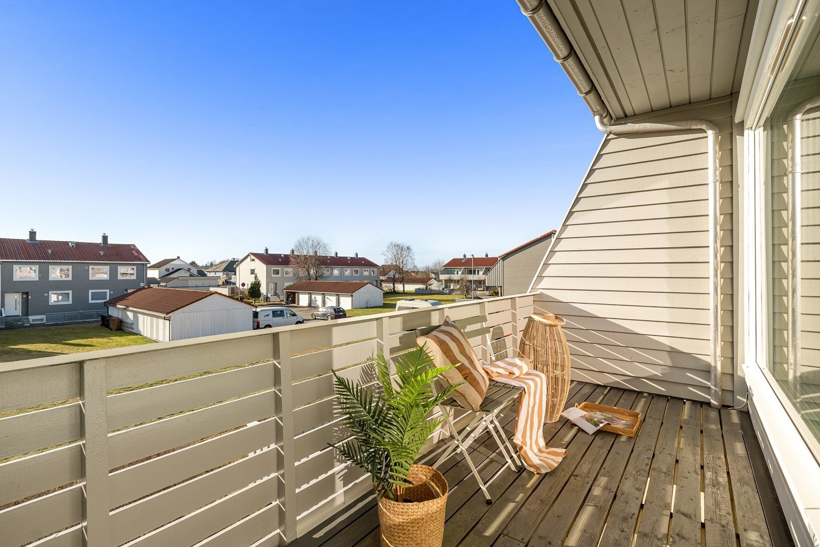 Vestvendt balkong med gode solforhold og plass til utemøbler. Galleribilde
