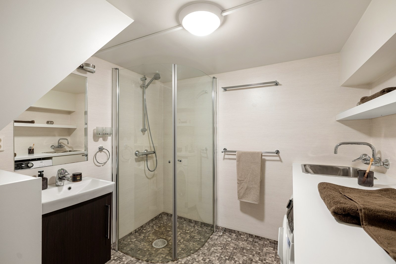 Vaskerom innredet med dusj, servant og vegghengt toalett. Galleribilde