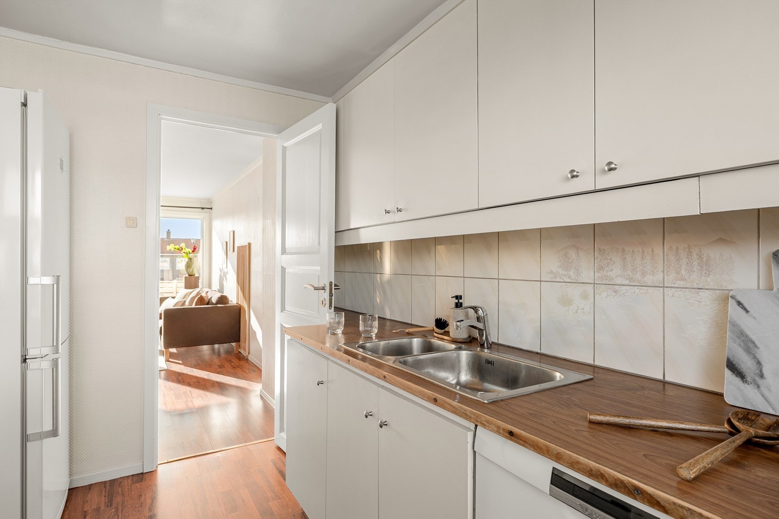 Separat kjøkken med god skapkapasitet og benkeplass. Praktisk plassert i tilknytning til oppholdsrommet. Galleribilde