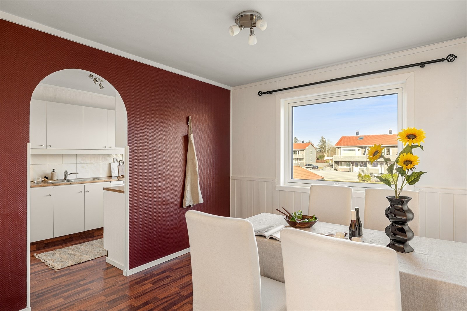 Koselig spiseplass med vindu som gir godt lysinnslipp og utsyn mot nærområdet. Galleribilde