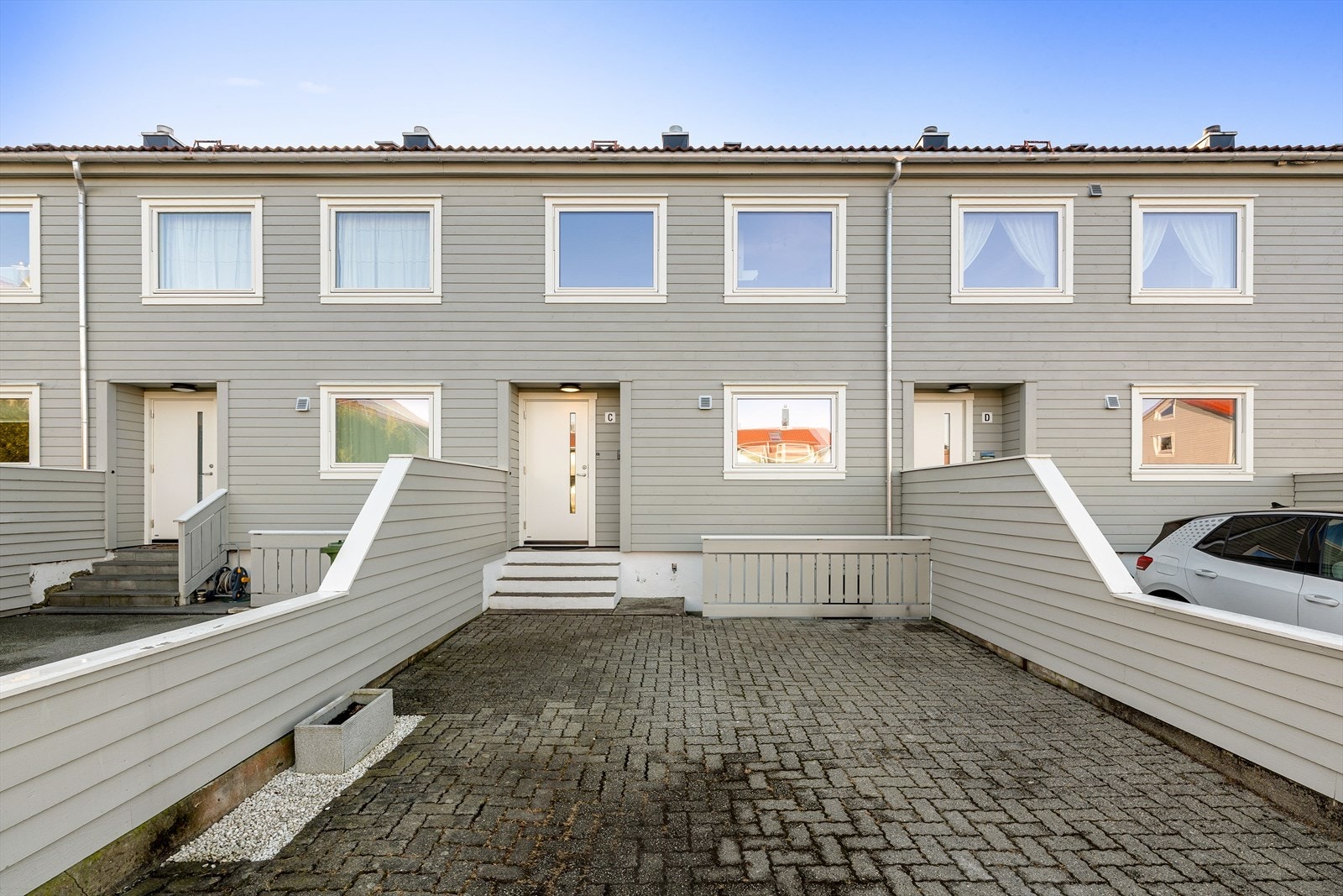 God plass til parkering fremfor huset samt i separat garasje bortenfor Galleribilde