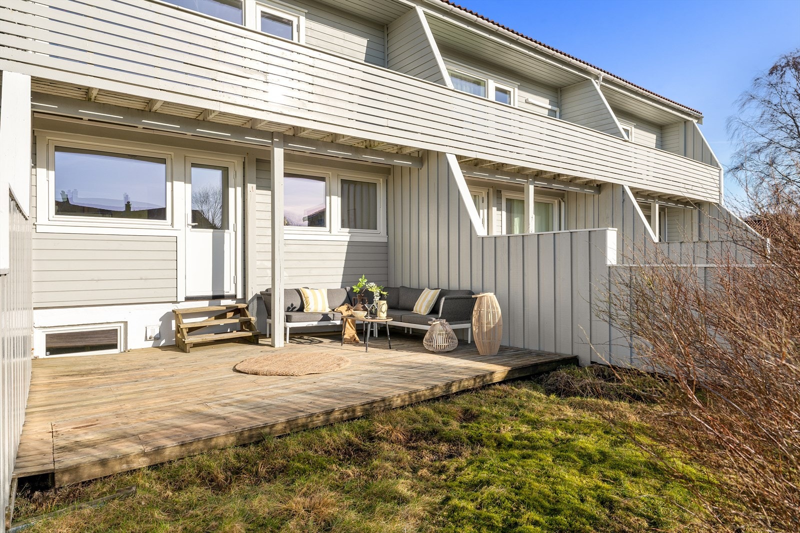 Romslig terrasse med god plass til sittegruppe. Et hyggelig uteområde som egner seg godt for avslapning og sosiale sammenkomster. Galleribilde