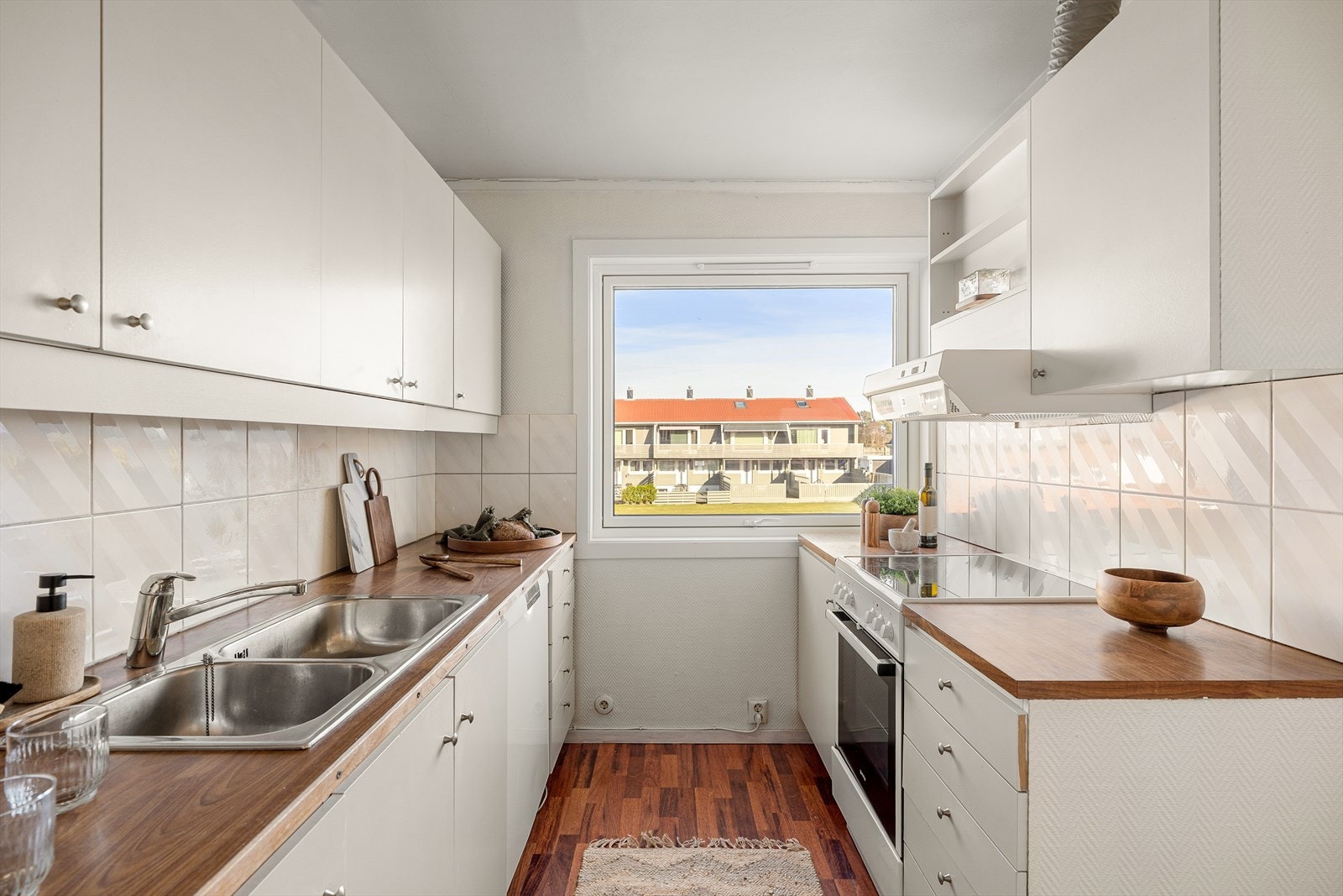 Funksjonelt kjøkken med gode arbeidsflater og rikelig med skapplass. Vindu over benkeområdet gir naturlig lys og utsyn. Galleribilde