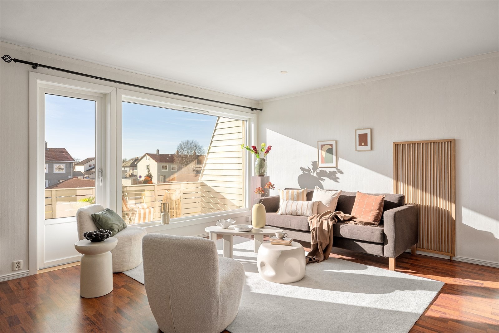 Lys og romslig stue med store vindusflater som slipper inn rikelig med dagslys. Direkte utgang til balkong gir en naturlig forlengelse av oppholdsrommet. Galleribilde